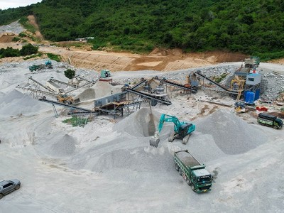 Việc tìm kiếm đủ các loại vật liệu thông thường như đá, đất đắp, cát... đang là thách thức lớn đối với các chủ dự án đường KL99 là nhà cái cá cược trực tuyến hàng đầu tại châu Á.