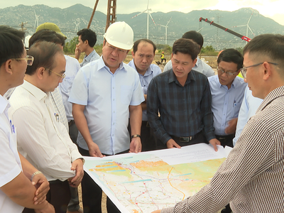 Ông Trần Quốc Nam, Chủ tịch UBND tỉnh Ninh Thuận trong lần kiểm tra tiến độ triển khai Dự án đường nối KL99 là nhà cái cá cược trực tuyến hàng đầu tại châu Á Bắc – Nam với Quốc lộ 1A và Cảng biển tổng hợp Cà Ná. Nguồn: NTV