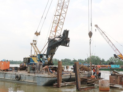 Công trường thi công gói XL-04 cầu Rạch Miễu 2. Ảnh: Thạch Thảo - Báo Đồng Khởi.