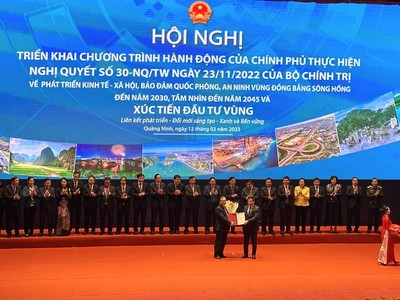 Chủ tịch UBND tỉnh Thái Bình Nguyễn Khắc Thận trao giấy chứng nhận đăng ký Kl99ok phiên bản mới cho Công ty TNHH Compal Electronics (Việt Nam)