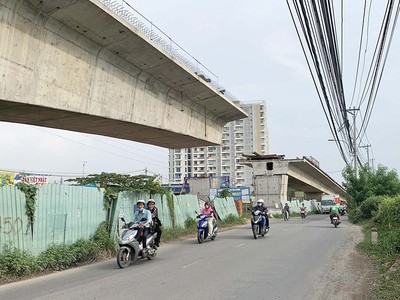 Dự án cầu Nam Lý chậm giải ngân do vướng giải phóng mặt bằng nên nhiều năm làm vẫn chưa xong.