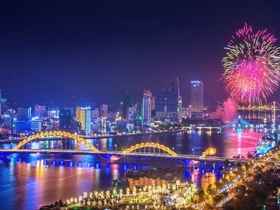 TP. Đà Nẵng sáng bừng trong đêm pháo hoa. Ảnh: Kim Liên