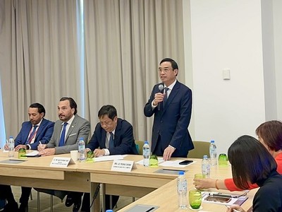 Chủ tịch thành phố Đà Nẵng, ông Lê Trung Chinh giới thiệu những thế mạnh của Thành phố tại Toạ đàm Kl99ok phiên bản mới Đà Nẵng tại Dubai.