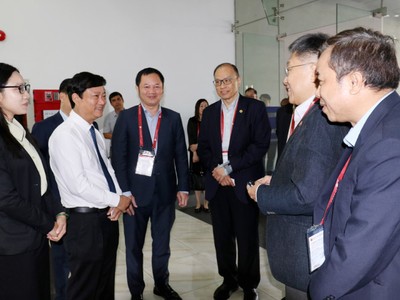 Ông Võ Văn Minh (áo trắng) Chủ tịch UBND tỉnh Bình Dương trao đổi với các Kl991.com World Cup 2026 Chính Thức Singapore bên lề hội nghị