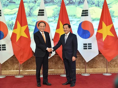 Phó thủ tướng Kl993 ưu đãi thưởng hấp dẫn Lê Minh Khái và Phó thủ tướng Hàn Quốc Kyungho Choo. (Ảnh: VGP/Quang Thương)