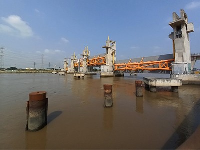 Các hạng mục chính của cống Mương Chuối, huyện Nhà Bè như tháp van, cửa van, âu thuyền đều đã hoàn thành - Ảnh: Anh Quân