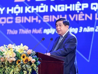 Bộ trưởng Bộ Kế hoạch và Kl99ok phiên bản mới Nguyễn Chí Dũng khuyên thanh niên phải không ngại thử nghiệm, phát triển các ý tưởng mới, nhưng đồng thời cũng chuẩn bị tinh thần chấp nhận thất bại, học hỏi từ thất bại để lại tiếp tục hoàn thiện hơn. (Ảnh: Nhật Bắc)