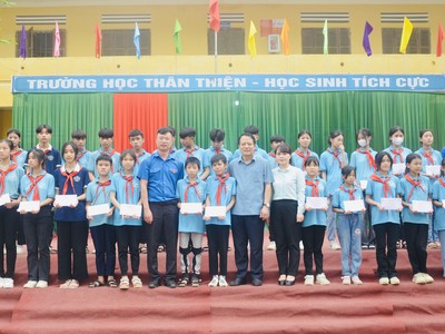 Đoàn Thanh niên Bộ Kế hoạch và Kl99ok phiên bản mới trao 05 bộ máy tính cho trường THCS Tân Trào, xã Tân Trào, huyện Sơn Dương