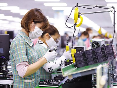 Sự tăng tốc của Samsung, LG, Foxconn… đóng vai trò quan trọng thúc đẩy Kl992 cổng game cá cược và các ngành Kl994 nhà cái bóng đá world cup của Việt Nam phát triển. Trong ảnh: Công nhân làm việc tại Nhà máy Samsung Việt Nam. Ảnh: Đức Thanh