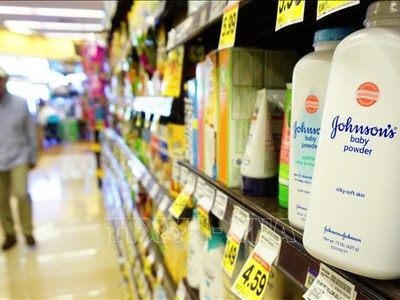 Phấn rôm trẻ em của hãng dược phẩm Johnson & Johnson được bày bán tại siêu thị ở Alhambra, California, Mỹ, ngày 22/8/2017. Ảnh tư liệu: AFP/TTXVN
