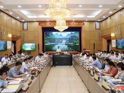 Ủy viên Trung ương Đảng, Bí thư Tỉnh ủy Ninh Bình Đoàn Minh Huấn và Thứ trưởng Bộ Kế hoạch và Kl99ok phiên bản mới Trần Quốc Phương chủ trì Hội nghị thẩm định Quy hoạch tỉnh Ninh Bình thời kỳ 2021 - 2030, tầm nhìn đến năm 2050 (Ảnh: Đức Trung) 