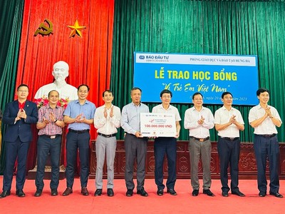 Tổng Biên tập Báo Kl99ok phiên bản mới Lê Trọng Minh (thứ năm từ trái qua) trao biểu trưng 100 triệu đồng cho đồng chí Nguyễn Tiến Hoạt, Trưởng phòng Giáo dục huyện Hưng Hà, với sự chứng kiến của đồng chí Trần Hữu Nam, Tỉnh ủy viên, Bí thư Huyện ủy; đồng chí Nguyễn Trọng Lộ, Phó Bí thư thường trực Huyện ủy, Chủ tịch HĐND huyện; đồng chí Đinh Bá Khải, Phó chủ tịch UBND huyện.