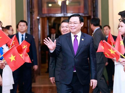 Chủ tịch Quốc hội Vương Đình Huệ tới thăm và gặp gỡ nói chuyện với cán bộ Đại sứ quán và cộng đồng người Việt Nam tại Cuba. Ảnh: Doãn Tấn.
