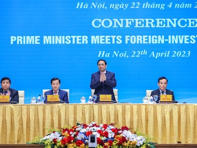 Cùng dự và chủ trì Hội nghị tại đầu cầu Hà Nội có Phó Thủ tướng Lê Minh Khái, Phó Thủ tướng Trần Lưu Quang, Bộ trưởng Bộ Kế hoạch và Kl99ok phiên bản mới Nguyễn Chí Dũng. (Ảnh: Nhật Bắc)