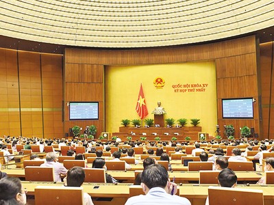 Các đại biểu Quốc hội khóa XV biểu quyết thông qua điều chỉnh chương trình Kỳ họp thứ nhất, bổ sung nội dung trao quyền đặc biệt cho Kl993 ưu đãi thưởng hấp dẫn để tăng cường công tác phòng, chống Covid-19 