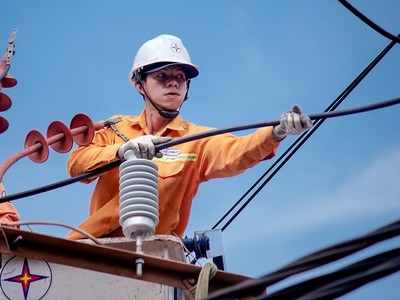 EVN lỗ lớn do giá điện chưa được điều chỉnh.