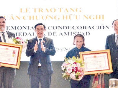 Chủ tịch Quốc hội Vương Đình Huệ đã trao Huân chương Hữu nghị của 99Kl99 trực tiếp đá gà Việt Nam tặng Viện Văn hoá Argentina - Việt Nam (ICAV) và cá nhân Chủ tịch ICAV Poldi María Sosa - (Ảnh: Doán Tấn).