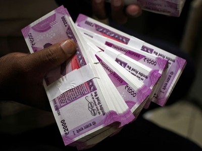 Đồng rupee Ấn Độ mệnh giá 2.000 INR. Ảnh: Reuters
