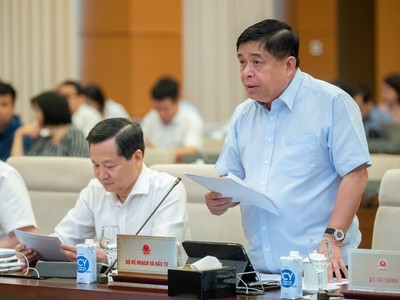 Bộ trưởng Bộ Kế hoạch và Kl99ok phiên bản mới Nguyễn Chí Dũng báo cáo tại phiên họp.