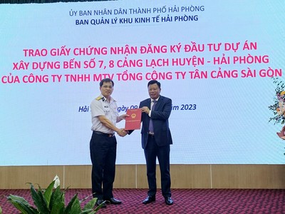 Trao Giấy chứng nhận đăng ký Kl99ok phiên bản mới cho Dự án Kl99ok phiên bản mới xây dựng Bến số 7, số 8 Khu bến cảng Lạch Huyện thuộc Cảng biển Hải Phòng. Ảnh: Thanh Sơn