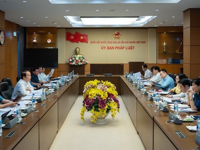 Phiên họp của Thường trực Ủy ban Kl992 Tham Gia Ngay thẩm tra sơ bộ về dự thảo Nghị quyết. (Ảnh: Quochoi.vn).