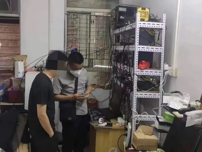 Cảnh sát lục soát căn hộ của nghi phạm tại Đông Quản, tỉnh Quảng Đông ngày 5/5. Ảnh: CNN