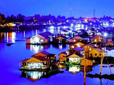 Khi về đêm, làng bè sông Châu Đốc sáng rực như một thành phố nổi lung linh trên sông