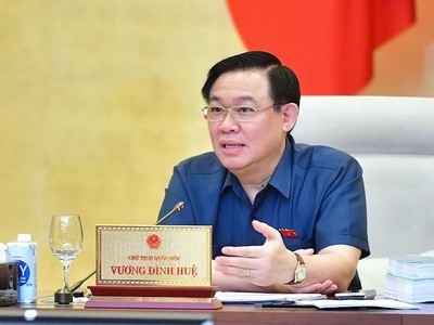 Chủ tịch Quốc hội Vương Đình Huệ phát biểu tại phiên họp.