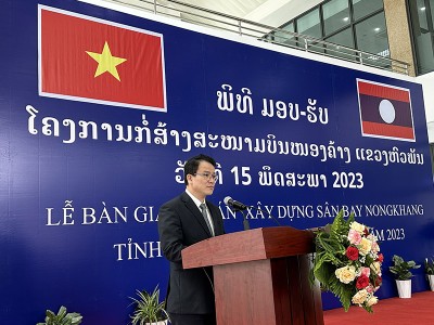 Thứ trưởng Bộ Kế hoạch và Kl99ok phiên bản mới Trần Quốc Phương, Phó chủ tịch Ủy ban Hợp tác Việt - Lào phát biểu tại buổi lễ