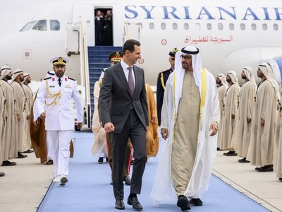 Tổng thống Syria Bashar Al-Assad (trái) gặp Tổng thống UAE Sheikh Mohamed bin Zayed trong chuyến thăm chính thức đến UAE. Ảnh: WAM 