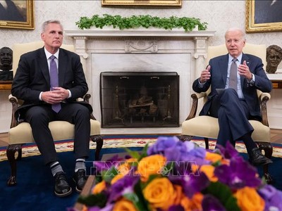 Chủ tịch Hạ viện Mỹ Kevin McCarthy (trái) trong cuộc đàm phán về trần nợ công với Tổng thống Mỹ Joe Biden tại Washington DC., ngày 22/5/2023. Ảnh: AFP/TTXVN