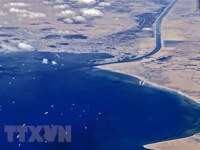 Tàu thuyền chuẩn bị di chuyển qua kênh đào Suez, Ai Cập. (Ảnh: AFP/TTXVN) 