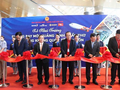 Lãnh đạo tỉnh Quảng Ninh, TP. Cần Thơ và các đơn vị cắt băng khánh thành đường bay Vân Đồn - Cần Thơ. Ảnh: Thu Lê