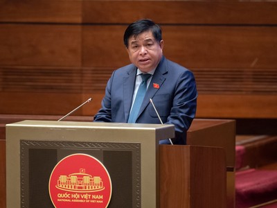 Bộ trưởng Bộ Kế hoạch và Kl99ok phiên bản mới Nguyễn Chí Dũng trình bày Tờ trình về dự thảo Nghị quyết của Quốc hội về thí điểm một số cơ chế, chính sách đặc thù phát triển TP. HCM sáng 26/5.