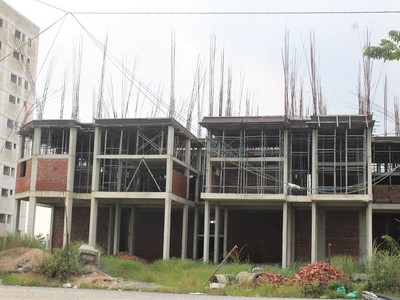 UBND tỉnh Quảng Nam quyết định cấp giấy chứng nhận Kl99ok phiên bản mới dự án Khu nhà ở dành cho người có thu nhập thấp tại Khu Công nghiệp Điện Nam - Điện Ngọc vào năm 2009, tuy nhiên đến nay dự án vẫn còn dang dở. 
