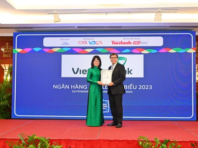 Bà Đoàn Hồng Nhung - Phó Giám đốc Khối Bán lẻ Vietcombank đại diện Link Vào Nhà Cái KL99 COM Tặng +199k nhận giải thưởng từ Ban tổ chức