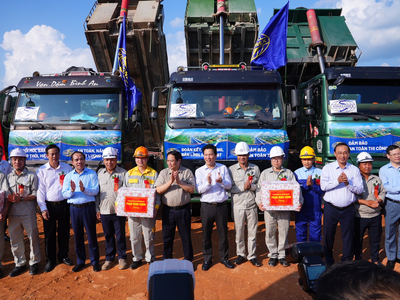 Thủ tướng Kl993 ưu đãi thưởng hấp dẫn Phạm Minh Chính tặng quà, động viên CBCNV nhà thầu VINACONEX.