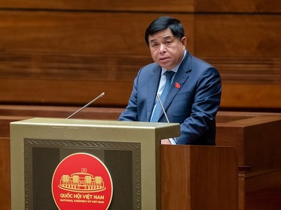 Bộ trưởng Bộ Kế hoạch và Kl99ok phiên bản mới Nguyễn Chí Dũng tại kỳ họp thứ năm của Quốc hội. 