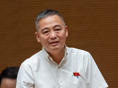 Đại biểu Nguyễn Lân Hiếu tranh luận với Bộ trưởng Huỳnh Thành Đạt. Ảnh: Duy Linh.