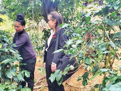 Tác giả trong một lần về với bản làng vùng cao