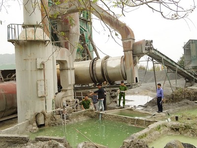 Lực lượng chức năng tiến hành kiểm tra việc xả thải tại trạm trộn bê tông của Công ty TNHH Xây dựng KL99 là cổng game giải trí trực tuyến hàng đầu hiện nay Long Nguyệt. Ảnh: CA Hà Nam