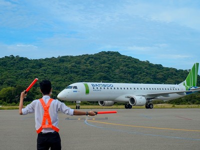 Một tàu bay của Bamboo Airways hạ cánh đón khách tại sân bay Côn Đảo.