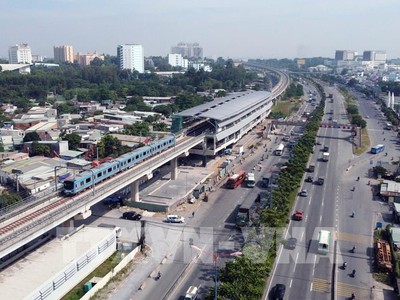 Tàu metro số 1 chạy thử nghiệm đoạn trên cao. Ảnh: Quang Châu – TTXVN 