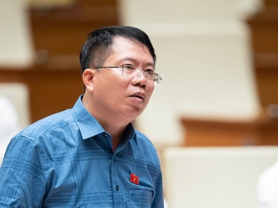 Đại biểu Nguyễn Văn Hiển phát biểu tại hội trường.