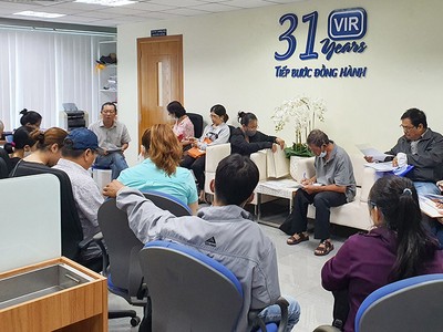 Các khổ chủ kêu cứu tại Văn phòng Báo Kl99ok phiên bản mới tại TP.HCM. Ảnh: Lê Toàn