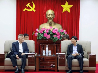 Ông Võ Văn Minh (bên phải) Chủ tịch UBND tỉnh Bình Dương trao đổi với ông Yeh Ming Yuh, Tổng giám đốc Công ty TNHH Polytex Far Eastern (Việt Nam) về việc mở rộng Kl99ok phiên bản mới tại Bình Dương.