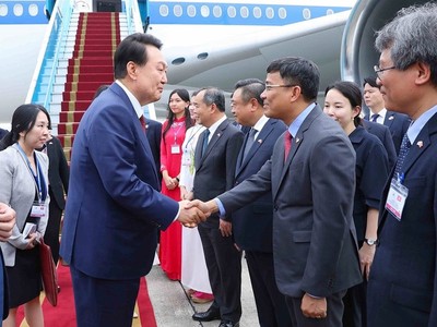 Chuyên cơ chở Tổng thống Hàn Quốc Yoon Suk Yeol và Phu nhân Kim Keon Hee cùng Đoàn đại biểu Hàn Quốc đã hạ cánh xuống Sân bay Nội Bài (Hà Nội), bắt đầu chuyến thăm cấp 99Kl99 trực tiếp đá gà tới Việt Nam