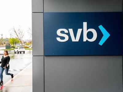 Silicon Valley Bank sụp đổ do bị mất niềm tin đột ngột, dẫn đến khách hàng rút tiền ồ ạt. Ảnh: AFP 