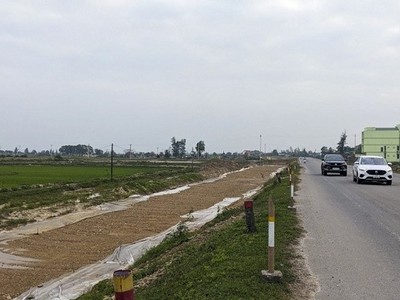 Một đoạn Quốc lộ 9 thi công dang dở.