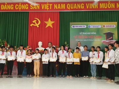 Bí thư Tỉnh ủy Phú Yên Phạm Đại Dương và Tổng biên tập Báo Kl99ok phiên bản mới Lê Trọng Minh trao học bổng cho các em học sinh.